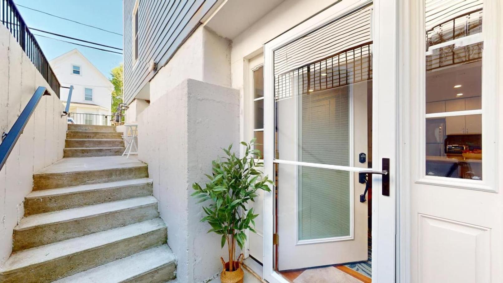 Modern Renovated 1br W Pvt Entrance Prime Loc Cambridge
